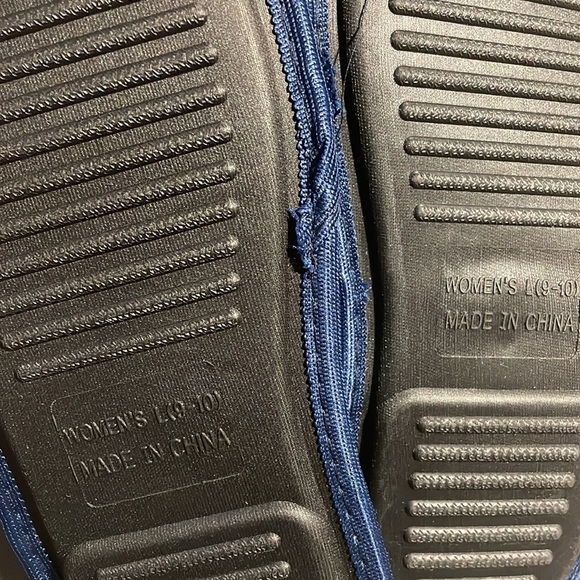 Women's Yankees Tie Dye House Slippers L (9-10) - Picture 4 of 5